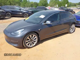 2018 Tesla Model 3 Long Range Battery z VIN 5YJ3E1EBXJF121183, wystawiony jako IAAI lot #42070712 z przebiegiem 71 823 mil mil oraz . Historia ofert i sprzedaży dostępna na DreamBid. Obrazek 2.