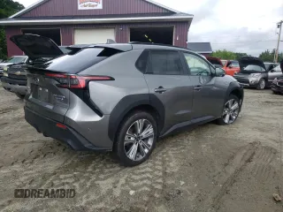 2023 Subaru Solterra Premium z VIN JTMABABA9PA006278, wystawiony jako Copart lot #60507653 z przebiegiem 5604 mil mil oraz . Historia ofert i sprzedaży dostępna na DreamBid. Obrazek 3.