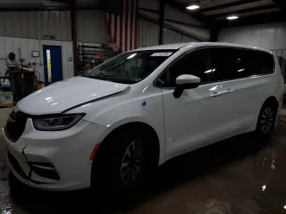 2023 Chrysler Pacifica Hybrid Touring L z VIN 2C4RC1L72PR588870, wystawiony jako Copart lot #51145785 z przebiegiem 7097 mil mil oraz Szkody całkowita. Historia ofert i sprzedaży dostępna na DreamBid. Obrazek 1.