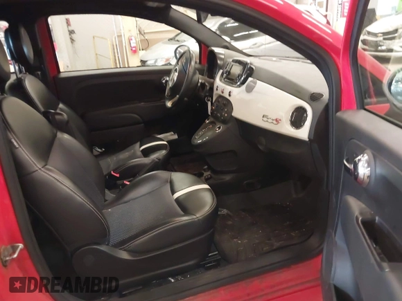 2018 FIAT 500e z VIN 3C3CFFGE4JT377259, wystawiony jako IAAI lot #41940039 z przebiegiem 61 053 mil mil oraz . Historia ofert i sprzedaży dostępna na DreamBid. Obrazek 5.