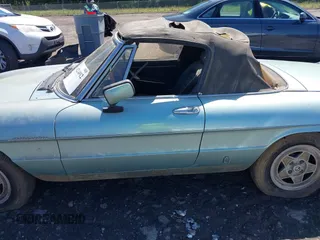 1983 Alfa Romeo Spider Veloce z VIN ZARBA5411D1016042, wystawiony jako IAAI lot #42214912 z przebiegiem 51 581 mil mil oraz . Historia ofert i sprzedaży dostępna na DreamBid. Obrazek 14.