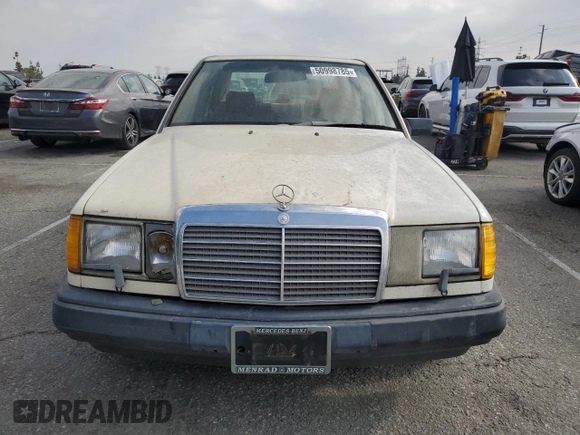 1988 Mercedes-Benz 300 E z VIN WDBEA30D4JA640293, wystawiony jako Copart lot #50998785 z przebiegiem 179 471 mil mil oraz Czysty tytuł • Clean title. Historia ofert i sprzedaży dostępna na DreamBid. Obrazek 5.