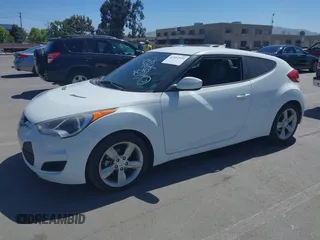 2013 Hyundai Veloster w/Black Int z VIN KMHTC6AD5DU160412, wystawiony jako IAAI lot #42202550 z przebiegiem 131 520 mil mil oraz . Historia ofert i sprzedaży dostępna na DreamBid. Obrazek 2.