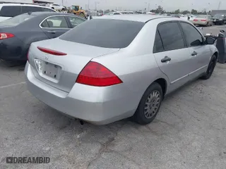 2007 Honda Accord Sdn VP with VIN JHMCM56117C017041, listed as a IAAI auction lot 42033947 with 231,586 mi miles. Bid and sale history available at carsss.com. Image 4.