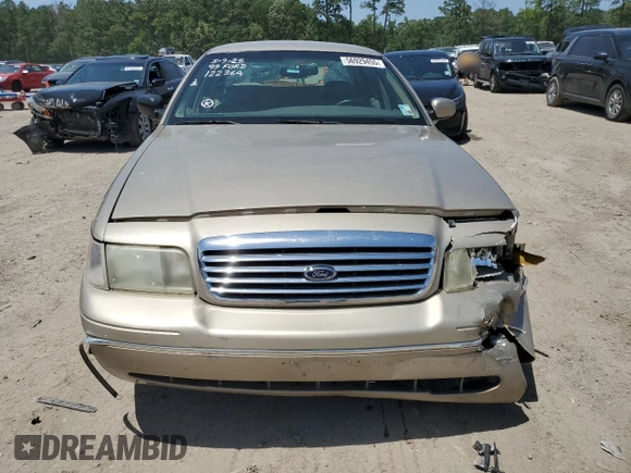 1999 Ford Crown Victoria LX z VIN 2FAFP74W1XX122364, wystawiony jako Copart lot #56929455 z przebiegiem 118 134 mil mil oraz Szkody całkowita. Historia ofert i sprzedaży dostępna na DreamBid. Obrazek 5.