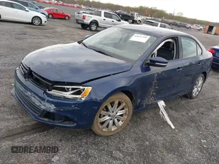 2014 Volkswagen Jetta SE z VIN 3VWD17AJ8EM326015, wystawiony jako IAAI lot #42027359 z przebiegiem 75 436 mil mil oraz . Historia ofert i sprzedaży dostępna na DreamBid. Obrazek 17.