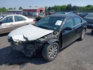 2014 Chrysler 200 Touring z VIN 1C3CCBBG7EN114229, wystawiony jako IAAI lot #42233900 z przebiegiem 194 314 mil mil oraz . Historia ofert i sprzedaży dostępna na DreamBid. Obrazek 2.