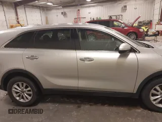 2019 Kia Sorento L z VIN 5XYPG4A3XKG575729, wystawiony jako IAAI lot #41851001 z przebiegiem 105 272 mil mil oraz . Historia ofert i sprzedaży dostępna na DreamBid. Obrazek 13.
