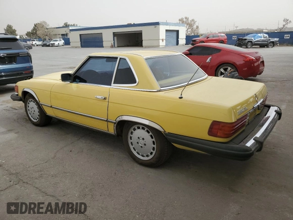 1981 Mercedes-Benz 380 SL z VIN WDBBA45A6BB004011, wystawiony jako Copart lot #51533745 z przebiegiem 94 176 mil mil oraz Tytuł czysty. Historia ofert i sprzedaży dostępna na DreamBid. Obrazek 2.