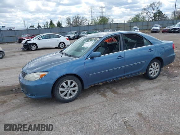 2002 Toyota Camry XLE z VIN 4T1BF32K12U522103, wystawiony jako IAAI lot #42047263 z przebiegiem 293 503 mil mil oraz . Historia ofert i sprzedaży dostępna na DreamBid. Obrazek 2.