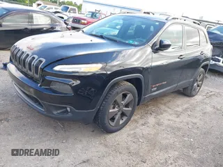 2017 Jeep Cherokee Latitude z VIN 1C4PJMCS4HW512630, wystawiony jako IAAI lot #42279298 z przebiegiem 77 329 mil mil oraz . Historia ofert i sprzedaży dostępna na DreamBid. Obrazek 17.