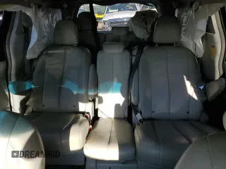 2014 Toyota Sienna XLE z VIN 5TDYK3DC6ES524504, wystawiony jako Copart lot #56509235 z przebiegiem Nie podano mil oraz Szkoda całkowita • Salvage title. Historia ofert i sprzedaży dostępna na DreamBid. Obrazek 10.