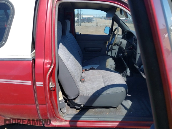 1992 Toyota Pickup DLX z VIN 4TARN81PXNZ030799, wystawiony jako IAAI lot #41879500 z przebiegiem 221 198 mil mil oraz . Historia ofert i sprzedaży dostępna na DreamBid. Obrazek 5.