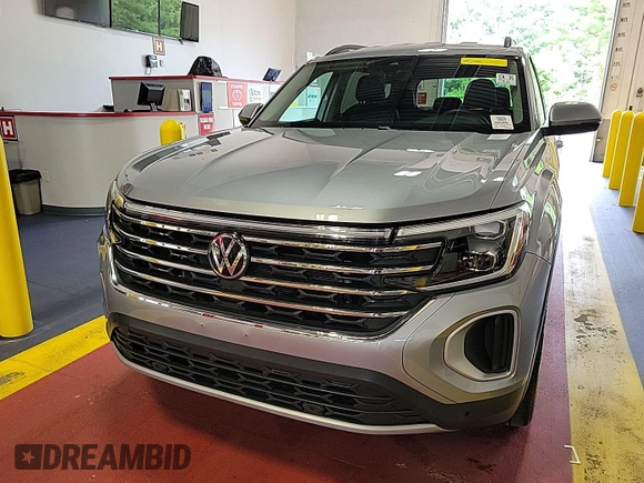 2024 Volkswagen Atlas SE z VIN 1V2HR2CA9RC558223, wystawiony jako IAAI lot #42734557 z przebiegiem 22 426 mil mil oraz . Historia ofert i sprzedaży dostępna na DreamBid. Obrazek 7.