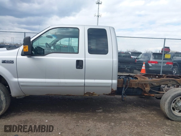 2001 Ford F-250 XL z VIN 1FTNX21L41EA04501, wystawiony jako IAAI lot #41857447 z przebiegiem 291 556 mil mil oraz . Historia ofert i sprzedaży dostępna na DreamBid. Obrazek 15.