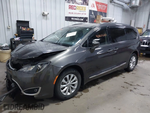 2017 Chrysler Pacifica Touring L z VIN 2C4RC1BGXHR753504, wystawiony jako IAAI lot #41330337 z przebiegiem 103 403 mil mil oraz . Historia ofert i sprzedaży dostępna na DreamBid. Obrazek 17.