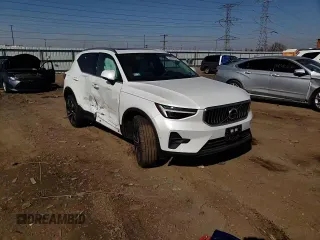 2023 Volvo XC40 Ultimate Bright Theme с VIN YV4L12UA5P2001018, выставлен на аукционе Copart как лот 44428554 с пробегом 7 463 миль миль и . История ставок и продаж доступна на DreamBid. Изображение 11.