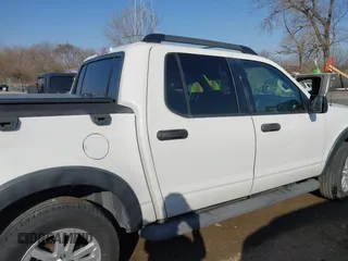 2010 Ford Explorer Sport Trac XLT z VIN 1FMEU3BE4AUA31407, wystawiony jako IAAI lot #41771678 z przebiegiem 105 988 mil mil oraz . Historia ofert i sprzedaży dostępna na DreamBid. Obrazek 13.