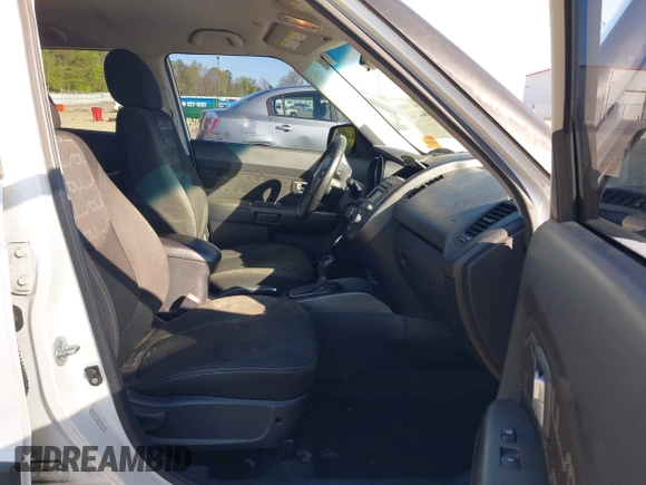 2013 Kia Soul + z VIN KNDJT2A69D7555715, wystawiony jako IAAI lot #42044741 z przebiegiem 127 326 mil mil oraz . Historia ofert i sprzedaży dostępna na DreamBid. Obrazek 5.
