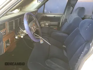 1988 Lincoln Town Car z VIN 1LNBM82F7JY831474, wystawiony jako Copart lot #83751464 z przebiegiem 289 494 mil mil oraz Czysty tytuł • Clean title. Historia ofert i sprzedaży dostępna na DreamBid. Obrazek 7.