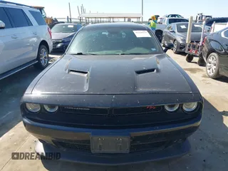 2016 Dodge Challenger R/T Scat Pack z VIN 2C3CDZFJ7GH217691, wystawiony jako IAAI lot #42228253 z przebiegiem 120 226 mil mil oraz . Historia ofert i sprzedaży dostępna na DreamBid. Obrazek 12.