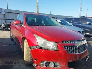 2014 Chevrolet Cruze 1LT z VIN 1G1PC5SB1E7403980, wystawiony jako IAAI lot #41969383 z przebiegiem 137 605 mil mil oraz . Historia ofert i sprzedaży dostępna na DreamBid. Obrazek 1.