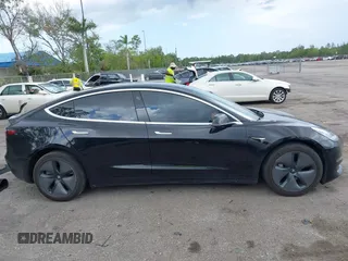 2018 Tesla Model 3 Long Range Battery z VIN 5YJ3E1EA2JF156808, wystawiony jako IAAI lot #42160829 z przebiegiem 106 258 mil mil oraz . Historia ofert i sprzedaży dostępna na DreamBid. Obrazek 13.
