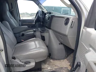 2014 Ford Econoline Cargo Commercial z VIN 1FTNE1EW6EDB05698, wystawiony jako IAAI lot #42236705 z przebiegiem 162 416 mil mil oraz . Historia ofert i sprzedaży dostępna na DreamBid. Obrazek 5.