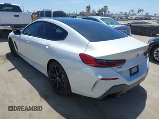 2022 BMW 8 Series M850i z VIN WBAGV8C02NCH87808, wystawiony jako IAAI lot #42255995 z przebiegiem 34 285 mil mil oraz . Historia ofert i sprzedaży dostępna na DreamBid. Obrazek 3.