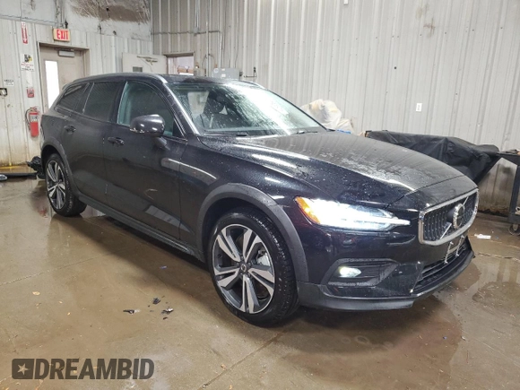 2025 Volvo V60 Plus z VIN YV4L12WK7S2145927, wystawiony jako Copart lot #51293525 z przebiegiem 1 364 mil mil oraz Szkoda całkowita • Salvage title. Historia ofert i sprzedaży dostępna na DreamBid. Obrazek 4.