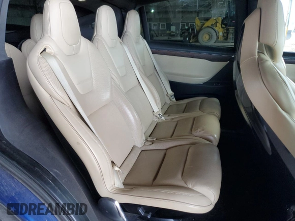 2016 Tesla Model X 70D z VIN 5YJXCAE20GF002753, wystawiony jako Copart lot #50954795 z przebiegiem 77 256 mil mil oraz Szkody całkowita. Historia ofert i sprzedaży dostępna na DreamBid. Obrazek 12.