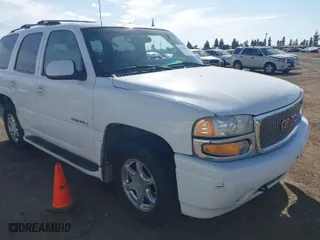 2002 GMC Yukon Denali with VIN 1GKEK63U32J186913, listed as a IAAI auction lot 42030562 with 220,156 mi miles. Bid and sale history available at carsss.com. Image 1.