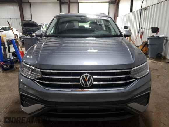 2024 Volkswagen Tiguan Wolfsburg Edition z VIN 3VVAB7AX0RM218695, wystawiony jako Copart lot #60689715 z przebiegiem 4 030 mil mil oraz Szkoda całkowita • Salvage title. Historia ofert i sprzedaży dostępna na DreamBid. Obrazek 5.