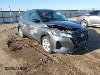 2022 Nissan Kicks S z VIN 3N1CP5BV8NL483488, wystawiony jako IAAI lot #41985935 z przebiegiem 57 614 mil mil oraz . Historia ofert i sprzedaży dostępna na DreamBid. Obrazek 1.