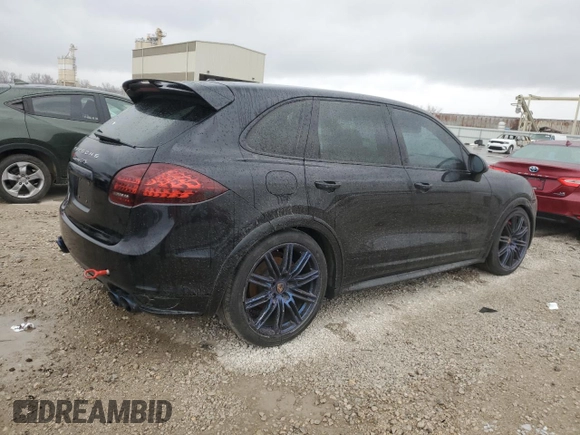 2014 Porsche Cayenne GTS z VIN WP1AD2A2XELA77757, wystawiony jako Copart lot #49527205 z przebiegiem 111 761 mil mil oraz Czysty tytuł • Clean title. Historia ofert i sprzedaży dostępna na DreamBid. Obrazek 3.