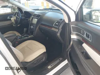 2016 Ford Explorer Platinum z VIN 1FM5K8HT5GGB26980, wystawiony jako IAAI lot #42674613 z przebiegiem 94 957 mil mil oraz . Historia ofert i sprzedaży dostępna na DreamBid. Obrazek 5.