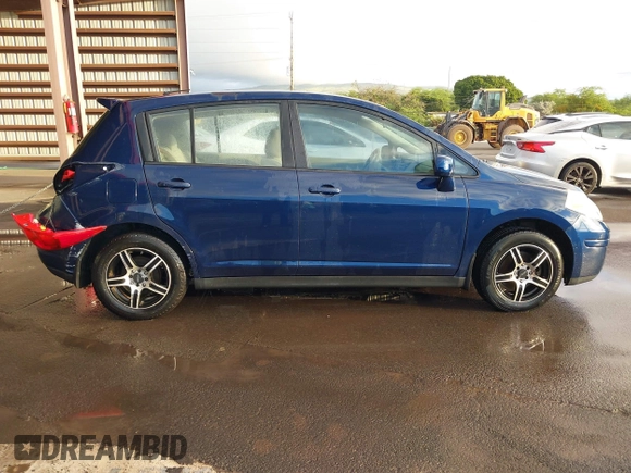 2009 Nissan Versa S z VIN 3N1BC13E19L353170, wystawiony jako IAAI lot #41493381 z przebiegiem 135 765 mil mil oraz . Historia ofert i sprzedaży dostępna na DreamBid. Obrazek 13.