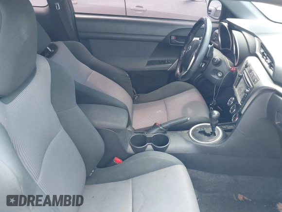 2015 Scion tC z VIN JTKJF5C74FJ003875, wystawiony jako IAAI lot #42184426 z przebiegiem 81 248 mil mil oraz . Historia ofert i sprzedaży dostępna na DreamBid. Obrazek 5.