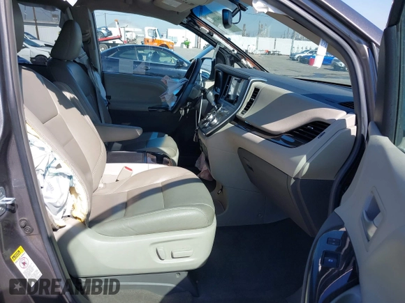 2017 Toyota Sienna XLE Auto Access Seat with VIN 5TDYZ3DC9HS849096, listed as a IAAI auction lot 41647066 with 92,197 mi miles. Bid and sale history available at carsss.com. Image 5.