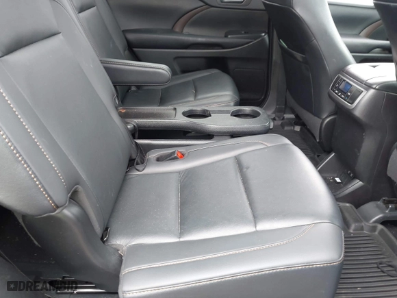 2019 Toyota Highlander SE with VIN 5TDJZRFH8KS727883, listed as a IAAI auction lot 41882956 with 56,043 mi miles. Bid and sale history available at carsss.com. Image 8.