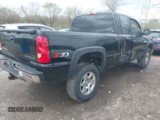 2005 Chevrolet Silverado 1500 Z71 with VIN 1GCEK19B85E146201, listed as a IAAI auction lot 41934412 with 175,240 mi miles. Bid and sale history available at carsss.com. Image 4.
