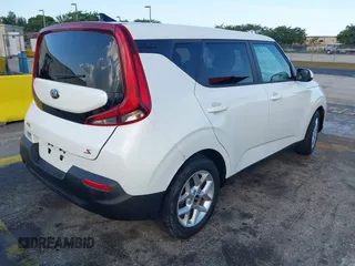 2020 Kia Soul S with VIN KNDJ23AUXL7057528, listed as a IAAI auction lot 42204152 with 85,044 mi miles and . Bid and sale history available at DreamBid. Image 4.