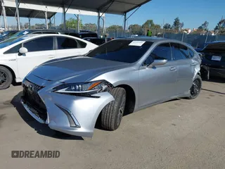 2024 Lexus ES 300h z VIN 58ADA1C17RU053992, wystawiony jako IAAI lot #42266946 z przebiegiem 10 146 mil mil oraz . Historia ofert i sprzedaży dostępna na DreamBid. Obrazek 2.