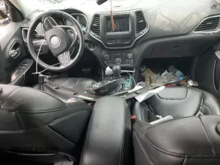2019 Jeep Cherokee Latitude Plus z VIN 1C4PJMLN0KD372668, wystawiony jako Copart lot #60802365 z przebiegiem Nie podano mil oraz Szkoda całkowita • Salvage title. Historia ofert i sprzedaży dostępna na DreamBid. Obrazek 8.