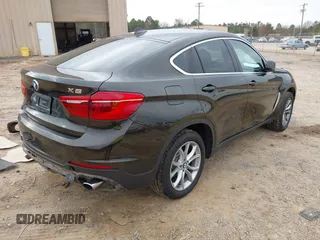 2015 BMW X6 xDrive35i z VIN 5UXKU2C56F0N76862, wystawiony jako IAAI lot #41747776 z przebiegiem 119 426 mil mil oraz . Historia ofert i sprzedaży dostępna na DreamBid. Obrazek 4.