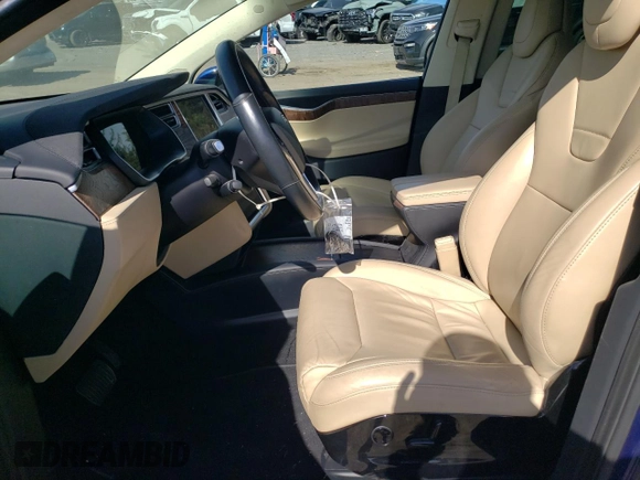 2017 Tesla Model X 90D z VIN 5YJXCDE22HF040293, wystawiony jako Copart lot #48324025 z przebiegiem 53 515 mil mil oraz Szkody całkowita. Historia ofert i sprzedaży dostępna na DreamBid. Obrazek 7.