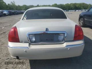 2004 Lincoln Town Car Ultimate z VIN 1LNHM83W94Y654164, wystawiony jako Copart lot #56313675 z przebiegiem 138 422 mil mil oraz Czysty tytuł • Clean title. Historia ofert i sprzedaży dostępna na DreamBid. Obrazek 6.
