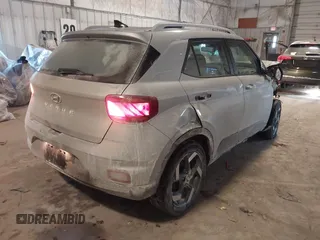 2021 Hyundai Venue Denim z VIN KMHRC8A33MU081091, wystawiony jako IAAI lot #41391922 z przebiegiem 49 343 mil mil oraz . Historia ofert i sprzedaży dostępna na DreamBid. Obrazek 4.