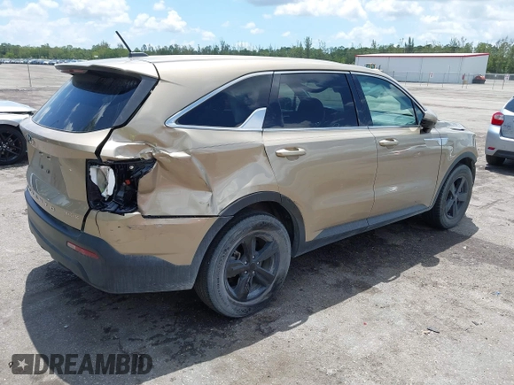 2021 Kia Sorento LX z VIN 5XYRG4LC3MG005807, wystawiony jako IAAI lot #42204914 z przebiegiem 51 628 mil mil oraz . Historia ofert i sprzedaży dostępna na DreamBid. Obrazek 4.