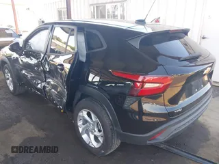 2025 Chevrolet Trax LS with VIN KL77LFEP8SC083660, listed as a IAAI auction lot 41993641 with 6,667 mi miles and . Bid and sale history available at DreamBid. Image 3.